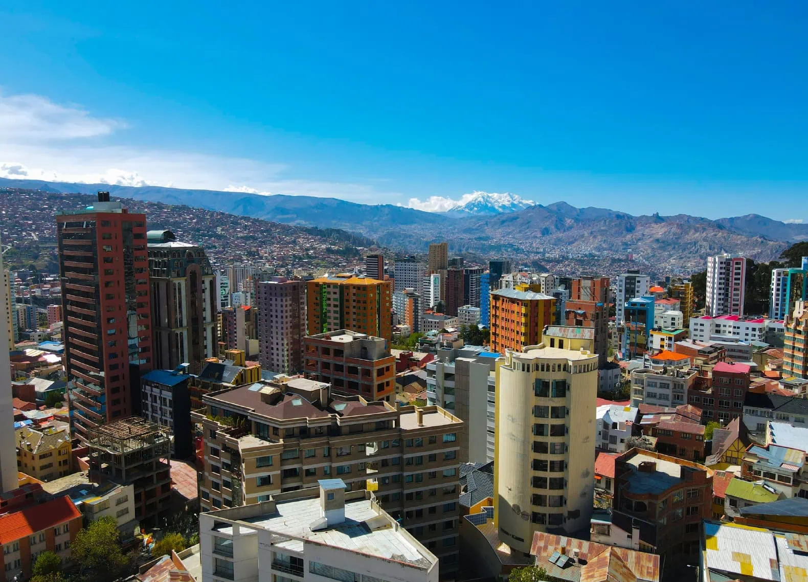 Vista panorámica de La Paz con el Illimani de fondo